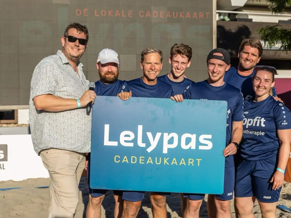 Wethouder Sanne de Wilde met het team van Topfit Fysio na de bedrijvencompetitie beachvolleybal.
