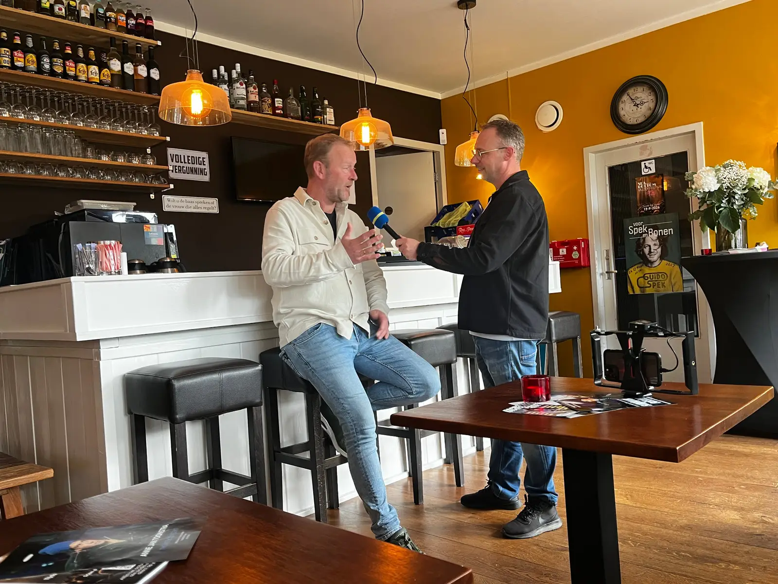 Matthijs Biesmans neemt tijdens de Lelypas-draaidag een interview af in Theater Posa.
