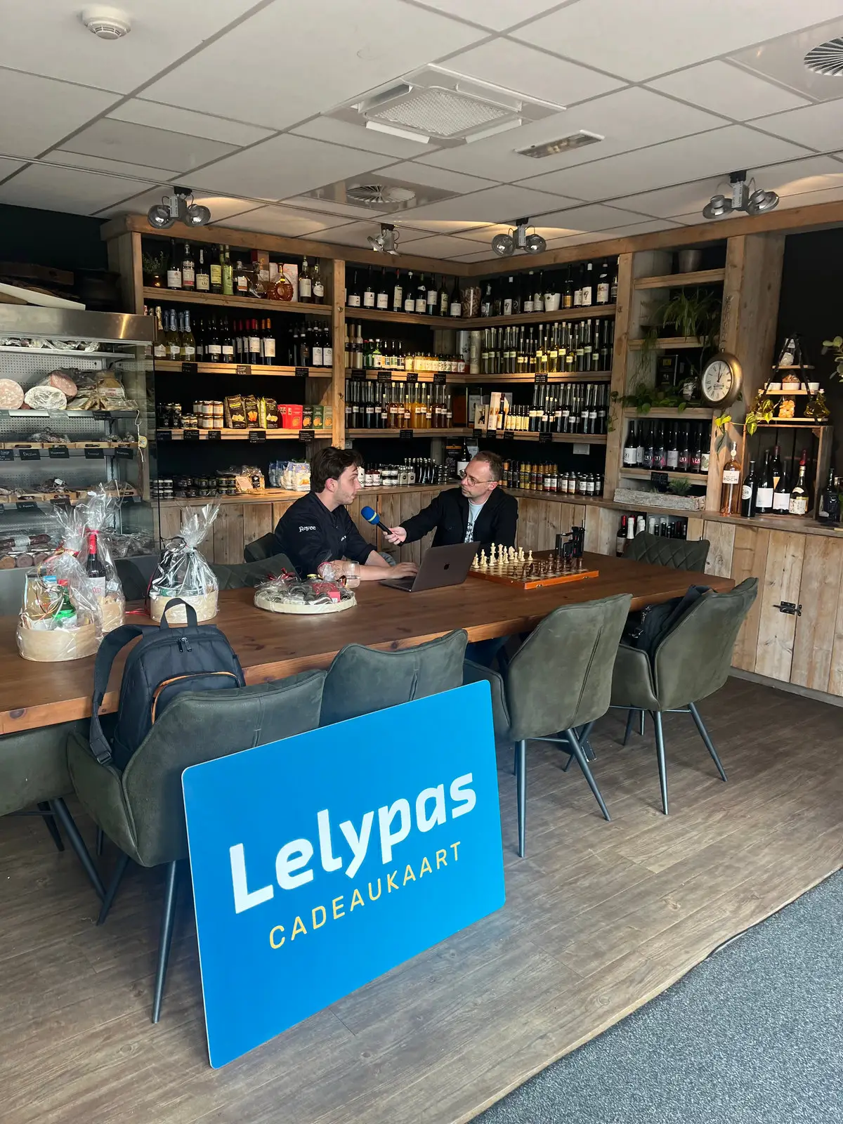 Interview bij Royce Delicatesse & Private Dining, met een Lelypas-bord voor in de winkel.
