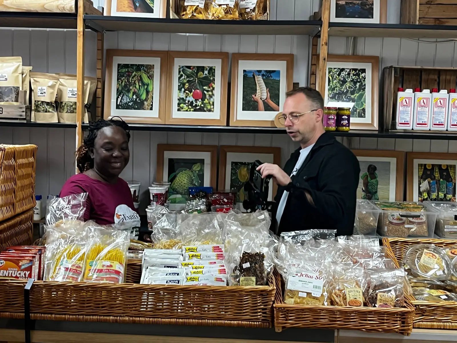 Matthijs Biesmans tijdens video-opnames bij Dya na Zorha Surinaamse Toko in Lelycentre.